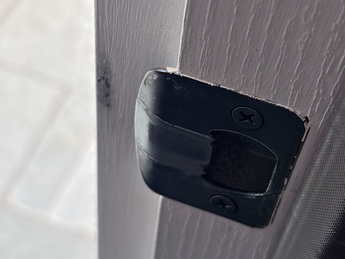 Kwiksetのラッチ部分から付着したドア枠の黒い汚れ