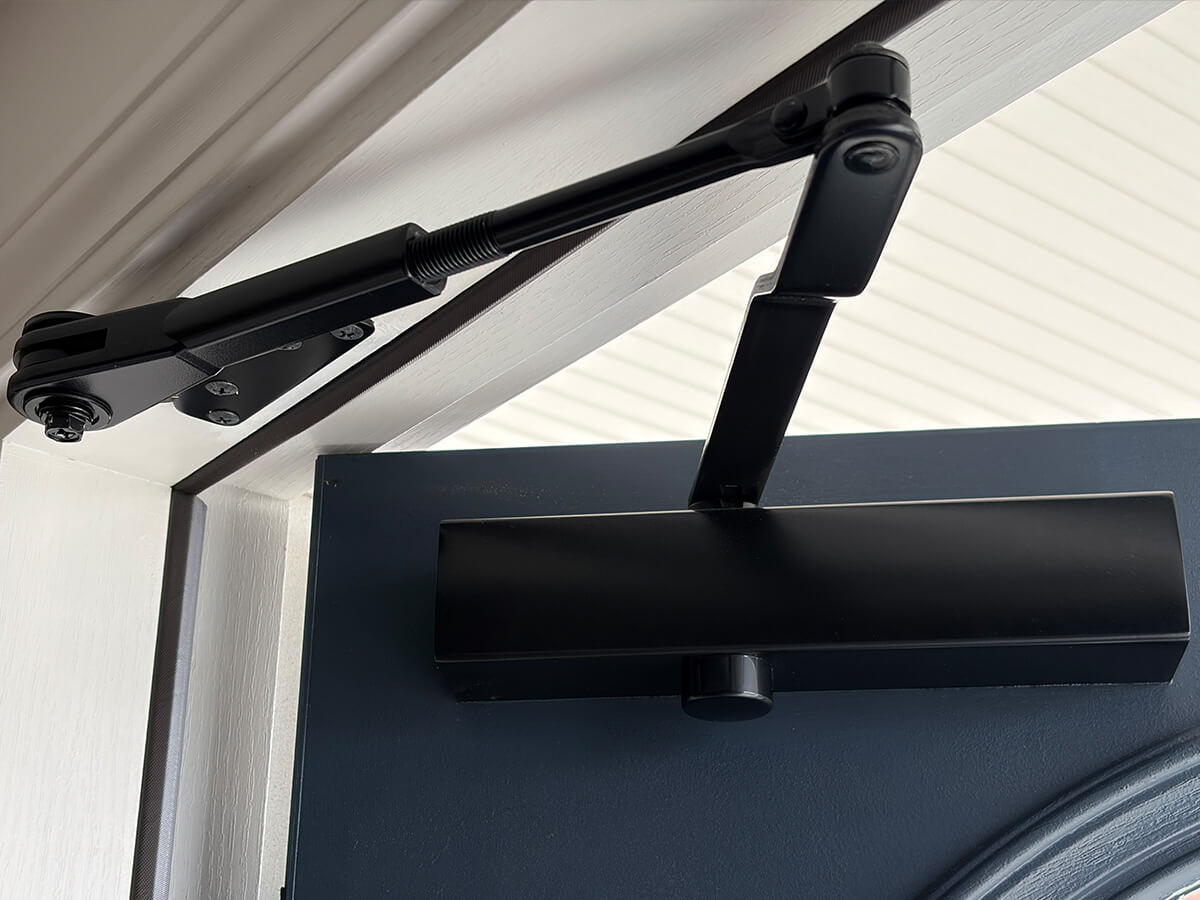 輸入玄関ドアに取り付けたRYOBI S-22P DB